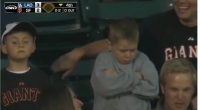 Foto - Il broncio del bambino deluso allo stadio di baseball, web e tv ridono