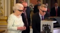 La regina Elisabetta II quest'anno fa gli auguri di Natale in 3D