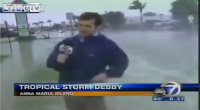 Foto - 'Live' dal temporale, passa l'auto: il reporter fa la doccia