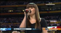 Foto - L'inno Usa cantato da Kelly Clarkson inaugura il SuperBowl numero 46