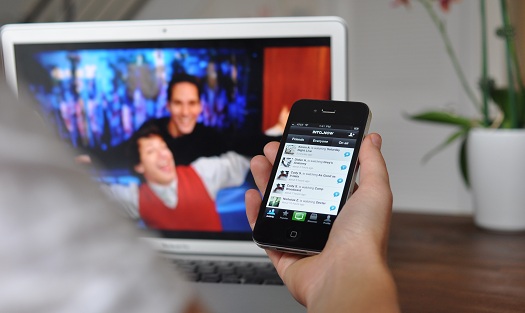 5 - 4 milioni di italiani al mese commentano programmi tv su social media
