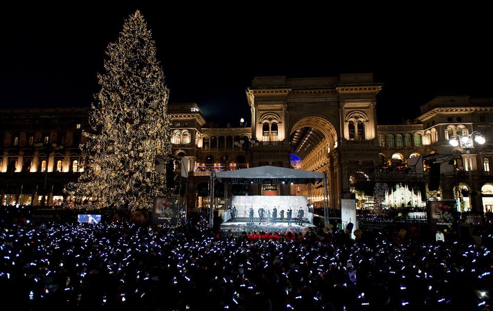 Milano piazza duomo, la festa di sky accende albero di natale più ... Festa di natale in italia