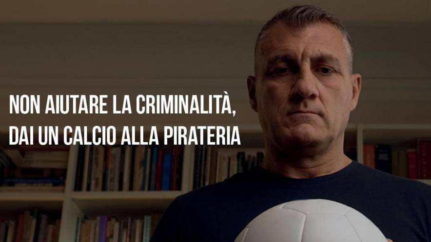 Foto - Dai un calcio alla pirateria, Spot contro le attivit&agrave; illegali con Bobo Vieri testimonial