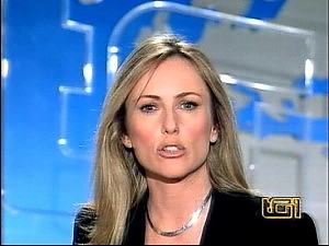 Maria Luisa Busi ha deciso di rinuncia alla conduzione del Tg1. Lo scrive la stessa giornalista in una lettera affissa stamattina nella bacheca della redazione. La decisione arriva dopo una serie di scontri con il direttore del tG1 Augusto Minzolini e nella lettera la Busi spiega come togliere la sua faccia dal tg ammiraglio sia l'unico modo di difendere le sue prerogative professionali. Come i giornalisti della carta stampata possono togliere la firma dai pezzi in cui non si riconoscono -spiega nella lettera affissa in bacheca- cosi' gli anchorman e le anchorwoman possono togliere il loro volto da un tg che condividono.