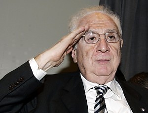 Visualizza: La Rai ricorda il Presidente emerito Francesco Cossiga scomparso oggi su Digital-News.it La Rai ha deciso di modificare la programmazione delle sue reti per rendere omaggio alla memoria di Francesco Cossiga deceduto oggi presso il Policlinico Agostino Gemelli di Roma.