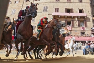 Palio di Siena - Agosto 2010 dalla Piazza del Campo in diretta su Rai Due
