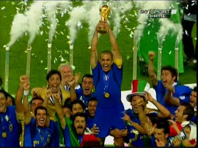 Cannavaro alza la Coppa