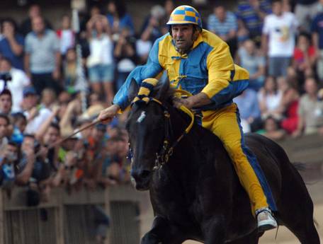 Immagine di Palio di Siena - Agosto 2010 dalla Piazza del Campo in diretta su Rai Due