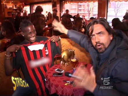 Immagine di Striscia: Mario Balotelli riceve il Tapiro d&#039;Oro e una maglia del Milan
