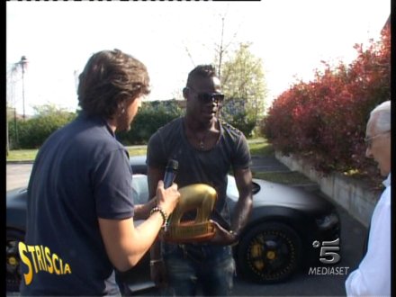 Visualizza: Caso Balotelli, stasera Tapiro d'Oro di 'Striscia' dopo il lancio della maglia su Digital-News.it Caso Balotelli, stasera Tapiro d'Oro di 'Striscia' dopo il lancio della maglia