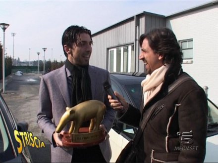 Immagine di Striscia la Notizia: Tapiro d&#039;Oro a Gigi Buffon a causa della bestemmia