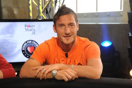 Francesco Totti, Pupo e Giorgio Rocca giocano a poker su La7 per l'Abruzzo