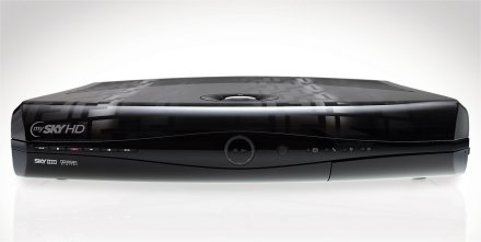Immagine di MySkyHD wears by FENDI: tecnologia digitale in versione charity