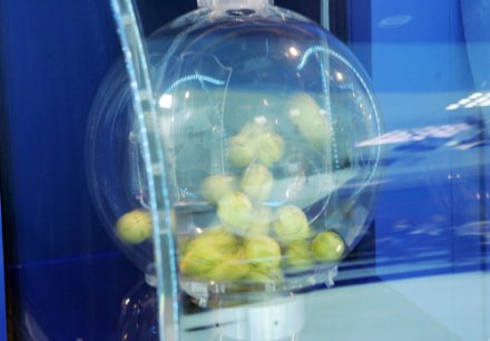 Immagine di Affari Tuoi - La Lotteria: stasera la finalissima con l'estrazione dei biglietti - Scopri su Televisione