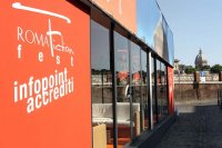 Giornate calde al RomaFictionFest con un pienone di pubblico che, solo ieri, ha affollato dalla mattina alla sera le 9 sale dell'Adriano e l'Auditorium della Conciliazione. Tifo da stadio per Maccio Capatonda e la sua cricca che, all'Adriano, ha registrato il tutto esaurito con una folla di giovanissimi rimasti senza biglietto. Grande successo anche per la Masterclass di Lost seguita da oltre 1000 persone nelle due sale aperte al pubblico. L'evento, in live streaming sul sito del Festival, ha registrato un record, con ben 20 paesi stranieri collegati e oltre 3000 contatti unici e, nonostante il fuso orario, solo negli Usa il pubblico del web e' rimasto in migliaia collegato ai monitor per seguire i beniamini di Lost.