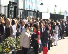 Immagine di Sognando Striscia centinaia di ragazze a Milano per le selezioni di Veline