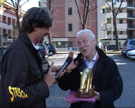 Immagine di Striscia, Dopo la sconfitta per 7 a 0 tapiro d&#039;Oro a Trapattoni