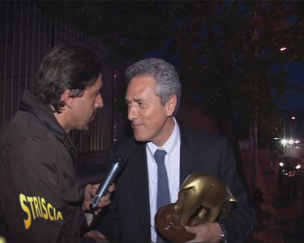Immagine di Rutelli sconfitto a Roma, Striscia gli porta il Tapiro d&#039;Oro