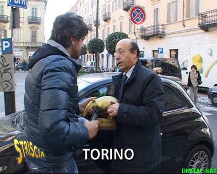 Immagine di Tapiro d&#039;oro di Striscia a Luciano Moggi per richiesta 6 anni di condanna