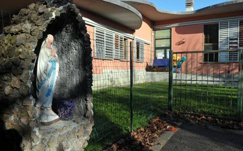 L'AutoritÃ garante per la privacy ha invitato i media che seguono il caso delle due maestre d'asilo nido arrestate per maltrattamenti a Pistoia a rispettare le norme del codice deontologico, che impongono di oscurare i volti dei bambini.