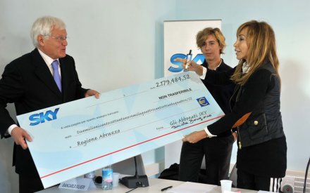 Immagine di SKY per l&#039;Abruzzo: consegnato assegno di 2 milioni di euro per pronto soccorso