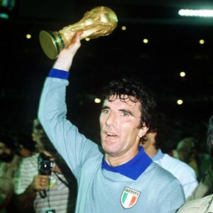 Dino Zoff solleva la Coppa del Mondo 1982