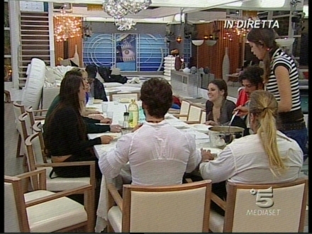 Visualizza: Grande Fratello: entrano tre nuovi concorrenti, la sfida tra GF1 e GF9 su Digital-News.it Cena al Grande Fratello 9 - Digital-Sat