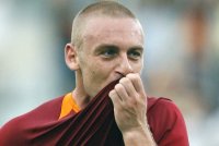 Immagine nel testo correlata a: Makaroni (CorSera) - Clamoroso, De Rossi tira alla De Rossi