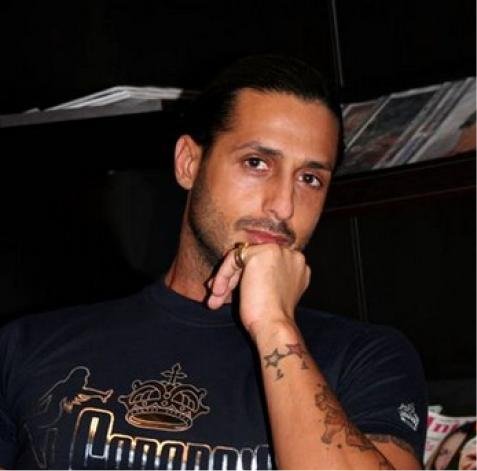 Immagine di Prima Serata Italia 1 - Fabrizio Corona si racconta al Bivio di Enrico Ruggeri