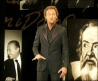 Questo l'elenco completo degli italiani in gara: Lucio Battisti, Roberto Benigni, Mike Bongiorno, Caravaggio, GiosuÃ Carducci, Cristoforo Colombo, Fausto Coppi, Eduardo De Filippo, Vittorio De Sica, Dante, Leonardo Da Vinci, Federico Fellini, Enrico Fermi, Enzo Ferrari, Falcone e Borsellino, Fiorello, Rita Levi Montalcini, Giacomo Leopardi, Sofia Loren, Galileo Galilei, Giuseppe Garibaldi, Vittorio Gassman, Giotto, Anna Magnani, Nino Manfredi, Alessandro Manzoni, Guglielmo Marconi, Marcello Mastroianni, Giuseppe Mazzini, Michelangelo, Mina, Aldo Moro, Padre Pio, Papa Giovanni XXIII, Giovanni Pascoli, Laura Pausini, Luciano Pavarotti, Sandro Pertini, Francesco Petrarca, Luigi Pirandello, Marco Polo, Giacomo Puccini, Valentino Rossi, San Francesco, Santa Rita da Cascia, Alberto Sordi, Totò, Massimo Troisi, Giuseppe Verdi, Alessandro Volta