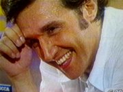 Immagine di Flavio Insinna replica: ''Non conduco tra un fustino e l'altro'' - Scopri su Televisione
