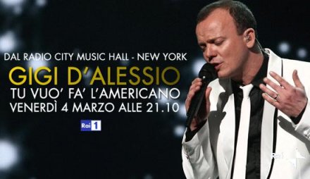 Approda su Rai1 in due prime serate il 4 e 11 marzo alle 21.10 su Rai 1, il grande show che Gigi DAlessio ha tenuto nel cuore della Grande Mela nel suo teatro pi grande e prestigioso, il mitico Radio City Music Hall. Uno straordinario show il cui titolo non poteva che essere Gigi, Tu vuo fa lAmericano, omaggio allindimenticabile e indimenticato Maestro Renato Carosone. 