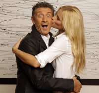 Sul bancone di Striscia la Notizia la coppia Ezio Greggio - Michelle Hunziker