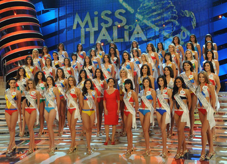 Miss Italia nel Mondo 2009 Ã la moldava Diana Curmei, 19 anni di Chisinau, scelta fra 50 finaliste di 43 nazioni. È la 19/a reginetta delle bellezze italiane residenti allestero, concorso nato dalla sorella maggiore Miss Italia che si tiene in settembre. Diana è stata eletta al Palazzo del Turismo di Jesolo nella serata condotta in diretta su Raiuno dallex miss Caterina Balivo e dal comico Biagio Izzo. Lincoronazione è anche nel palinsesto internazionale di RaItalia.  Il regista e capo progetto Roberto Cenci ha imposto alle miss di «studiare lItalia», come parte del tentativo di conquistare il nuovo titolo e succedere alla reginetta 2008, Fiorella Migliore, paraguayana, tanto triste nel lasciare che avrebbe voluto «scappare con la corona». Così le ultime sei finaliste, molto aiutatè dai giurati e dai comici, hanno risposto (in qualche modo) a domande sul Colosseo, su personaggi storici come Marco Polo, Garibaldi, Cleopatra e Giulio Cesare, papa Giovanni, artisti come Giotto e anche sul leone alato di Venezia. E questo dopo aver ricevuto il baciamano del principe Emanule Filiberto di Savoia, presidente della giuria. Edizione particolare questa, in cui Miss Italia-Gran Bretagna, Fernanda Ferrari nata però in Brasile, 24 anni, era stata costretta a rinunciare prima ancora di arrivare a Jesolo, per alcune foto su internet, considerate sconvenientì in base allarticolo 4 del regolamento: era già accaduto a Miss Italia, ma non tra le miss straniere, in genere meno birichinè delle concorrenti nostrane. Diana invece a Jesolo ci è arrivata ed è stata incoronata dal presidentè Emanuele Filiberto dopo cinque fasi di gara, grazie al televoto del pubblico a casa, agli sms, e alla giuria in studio voluta tutta al maschile e prestante, con Aldo Montano e Billy Costacurta tra gli altri, sportivi alquanto vicini alle miss (Costacurta una Miss Italia, Martina Colombari, lha pure sposata).  Diana ha dovuto faticare per conquistare lagognata corona, tra balletti, sfilate di moda, talk show e quiz-game. Sul palco di Jesolo, cè stato poi più di un omaggio al mondo musicale anni Settanta e Ottanta: non solo, come previsto, un balletto delle miss dedicato agli Abba (un medley da Dancing Queen a Mamma mia) poco prima della selezione che le ha dimezzate da 50 a 25, ma anche per ricordare Michael Jackson, con i suoi occhi e la sua musica voluti come sfondo alla sfilata delle ultime tre miss rimaste in gara (seconda la romena Simona Elena Lungu di 22 anni, terza largentina Ana Paula Ras Vitiello, 18 anni).