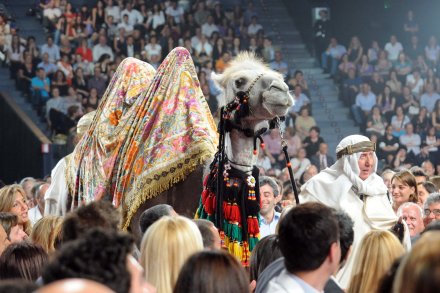 Mike Bongiorno mantiene la promessa, al Fiorello Show con un cammello