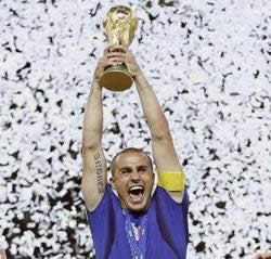 Fabio Cannavaro alza la Coppa del Mondo 2006