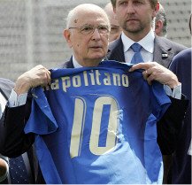 Immagine nel testo correlata a: Dito nel video (Il Giornale) - Ecco Napolitano, e la Rai si inginocchia