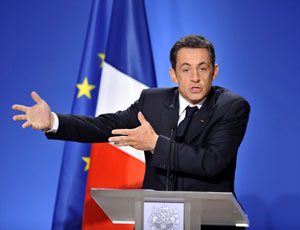 Tv e radio pubbliche in sciopero oggi in Francia contro quello che definiscono il 'colpo di mano' del presidente Nicolas Sarkozy il quale, a sorpresa a inizio gennaio, ha annunciato l'eliminazione della pubblicita'. E' la protesta piu' massiccia degli ultimi 30 anni, da quando nel 1974 fu smantellato l'ente unico Ortf. I notiziari del mattino sono stati sostituiti da programmazione musicale mentre il primo canale pubblico, France 2, ha mandato in onda solo cartoni animati. I sindacati temono la privatizzazione e i licenziamenti che potrebbero derivare da una misura che comportera' la perdita di 1,2 miliardi di euro di introiti pubblicitari. La proposta di Sarkozy prevede che i mancati introiti vengano compensati da nuove tasse sulla raccolta pubblicitaria delle tv private (circa 3,2 miliardi di euro l'anno), sui fatturati dei fornitori di accesso a Internet e degli operatori di telefonia mobile (circa 17 miliardi di euro l'anno), che tuttavia sono pronti a dare battaglia. Sarkozy dovrebbe svelare il piano dettagliato per la tv pubblica nei prossimi giorni e intanto ha lanciato una seconda bomba annunciando che France 24, il canale news creato dal suo predecessore Jaques Chirac 13 mesi fa, si fondera' con il nuovo canale in lingua francese France Monde in cui confluiranno anche Radio France Internationale e Tv5 Monde.