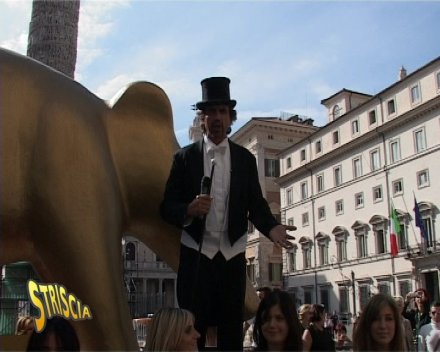 Immagine di Parte Striscia la Notizia: il primo tapiro consegnato al Parlamento