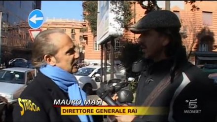 Striscia la Notizia: Tapiro d'Oro al dg Rai Masi dopo la telefonata ad Annozero Striscia la Notizia: Tapiro d'Oro al dg Rai Masi dopo la telefonata ad Annozero
