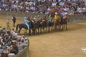 Foto -  Palio di Siena 2 Luglio 2023, Selva | diretta La7. Telecronaca Pierluigi Pardo