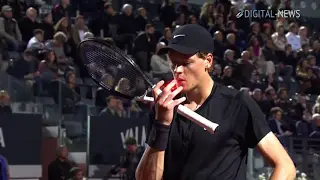 Foto - 🎾 IL NUMERO UNO È TORNATO! Su Sky NOW la Magia di Roma 2025 🏆 Internazionali BNL d'Italia