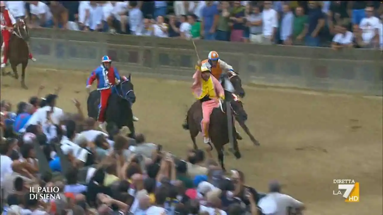 Anteprima video: 🐎 Palio di Siena 16 Agosto 2025, Vince Valdimontone📺 diretta La7 🎤 Telecronaca Pierluigi Pardo 