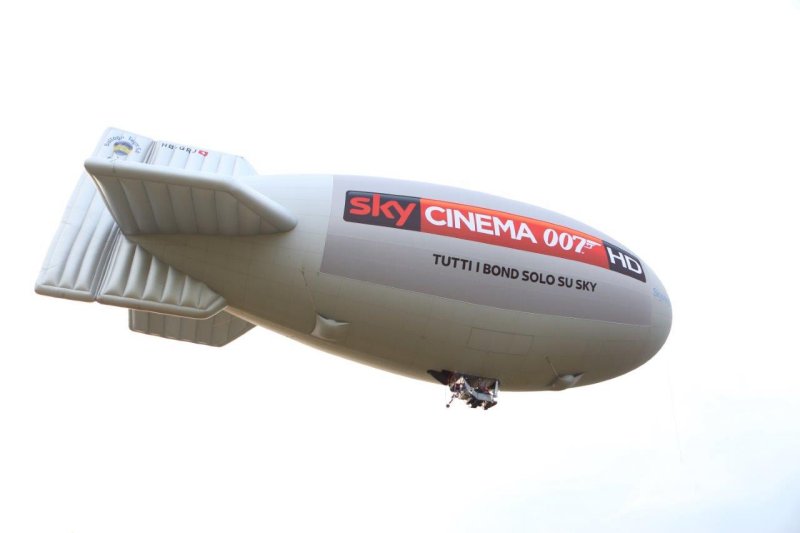 Un dirigibile attraversa il cielo di Milano per inaugurare Sky Cinema 007 HD