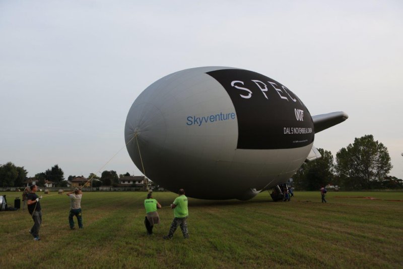 Un dirigibile attraversa il cielo di Milano per inaugurare Sky Cinema 007 HD
