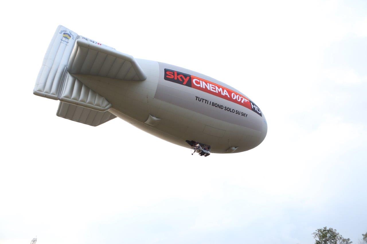 Un dirigibile attraversa il cielo di Milano per inaugurare Sky Cinema 007 HD
