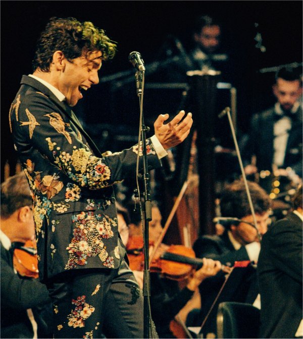 Mika - Sinfonia pop, su Sky Uno l'esclusivo concerto al Teatro Sociale di Como 