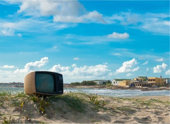 Estate in tv, serie, news e reality. Cosa guardare se non si va in vacanza, tra repliche e cinema