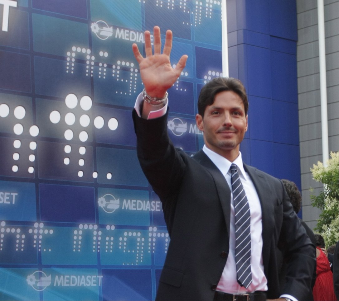 Mediaset / Vivendi, dieci giorni per evitare Tribunali. Biscione riconsolida Premium
