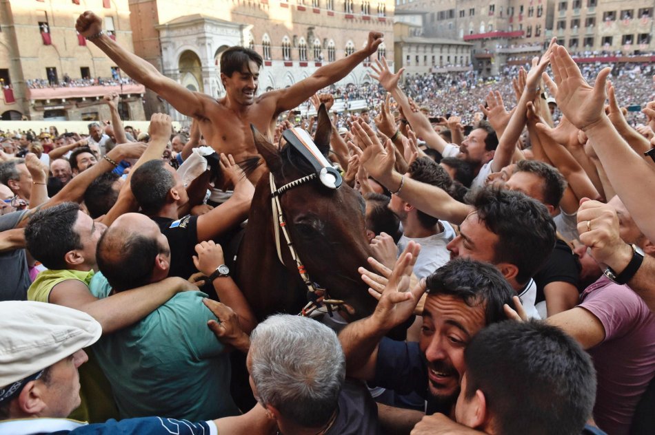 Immagine di Palio di Siena, 16 Agosto 2016 - Diretta tv da Piazza Del Campo Rai 1 ore 18 - Scopri su Televisione